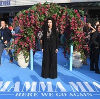 Apa kabar Cher? Lama tak terdengar kabarnya, penyanyi lawas ini menunjukkan batang hidungnya di pemutaran perdana film Mamma Mia! Here We Go Again! di London, Senin (16/7/2018). (Foto: Getty Images)