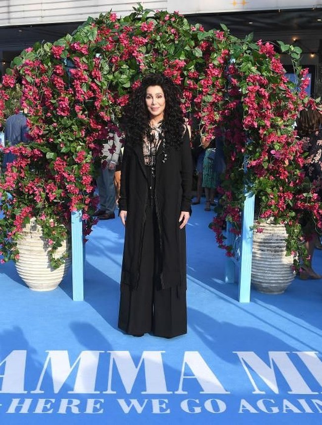 Apa kabar Cher? Lama tak terdengar kabarnya, penyanyi lawas ini menunjukkan batang hidungnya di pemutaran perdana film Mamma Mia! Here We Go Again! di London, Senin (16/7/2018). (Foto: Getty Images)