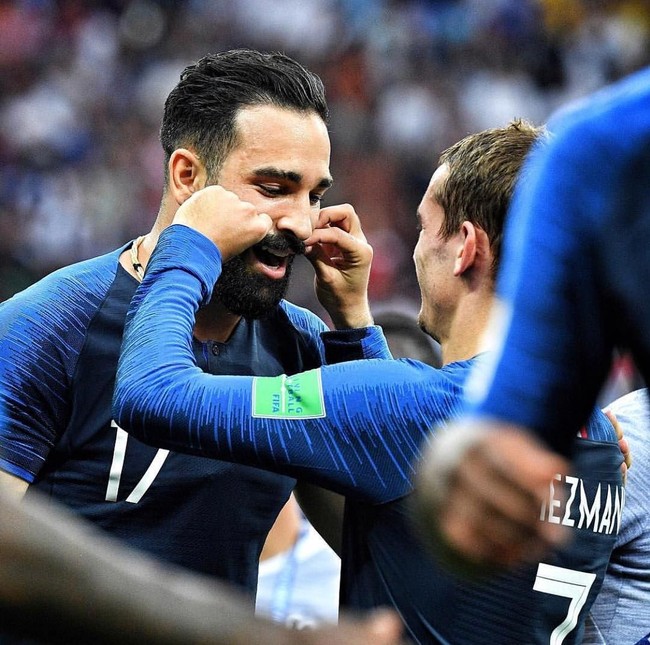 Kumis Adil Rami menarik perhatian di Piala Dunia 2018. Disebut-sebut sebagai kumis jimat, tak sedikit rekan sesama timnya yang mengusap-usap terlebih dahulu sebagai ritual sebelum mulai pertandingan. Meskipun hanya sebagai pemain cadangan, kumis jimat Adil Rami mungkin memang jadi salah satu penyemangat tim Prancis hingga akhirnya meraih kemenangan atas Kroasia. Foto: Instagram/@adilrami