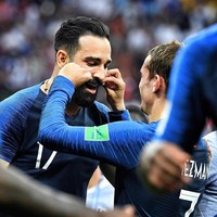 Kumis Adil Rami menarik perhatian di Piala Dunia 2018. Disebut-sebut sebagai kumis jimat, tak sedikit rekan sesama timnya yang mengusap-usap terlebih dahulu sebagai ritual sebelum mulai pertandingan. Meskipun hanya sebagai pemain cadangan, kumis jimat Adil Rami mungkin memang jadi salah satu penyemangat tim Prancis hingga akhirnya meraih kemenangan atas Kroasia. Foto: Instagram/@adilrami