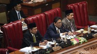 Pimpinan yang hadir dalam rapat paripurna ialah Ketua DPR Bambang Soesatyo, Wakil Ketua DPR Fahri Hamzah dan Utut Adianto.
