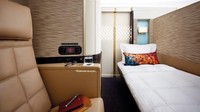 Etihad Airways Airbus A380 First Apartment. Sebuah ruang kabin pribadi di pesawat Airbus A380 ini dilengkapi tempat tidur, wifi, kursi kulit, unit rias, kamar mandi shower dan makanan yang dimasak oleh koki di perjalanan (CNN Travel)