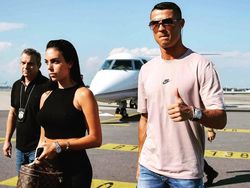 Ronaldo & Keluarga Pamer Foto di Markas Juventus