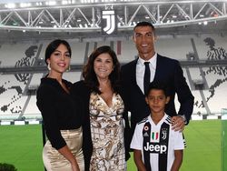 Ronaldo & Keluarga Pamer Foto di Markas Juventus