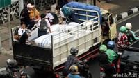 Mereka tampak menumpang sebuah mobil truk yang dihentikan di pinggir jalan. Para siswa itu tampak santai menaiki bak mobil truk. Diantaranya bahkan ada yang masih mengenakan seragam putih merah khas siswa Sekolah Dasar (SD).