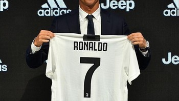 Tidak hanya akun Ronaldo dan ibundanya, Instagram Juventus pun juga sibuk memamerkan foto-foto kedatangan mega bintang ini ke markasnya. Foto: Instagram/juventus