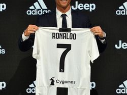 Ronaldo & Keluarga Pamer Foto di Markas Juventus