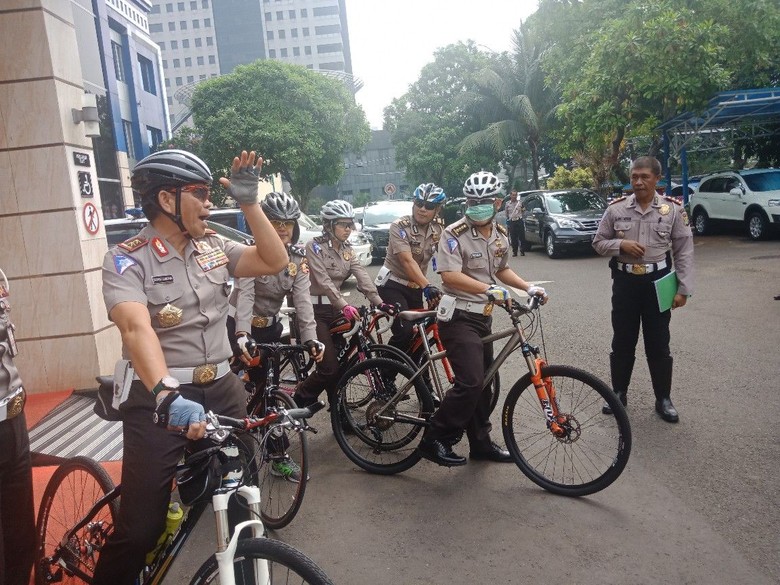 Kakorlantas Polri pakai sepeda untuk mendukung pengurangan kendaraan pribadi. Foto: Kanavino-detikcom Kakorlantas Polri pakai sepeda untuk mendukung pengurangan kendaraan pribadi. Foto: Kanavino-detikcom