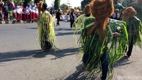 Peserta dengan kostum unik juga ikut dalam pawai.
