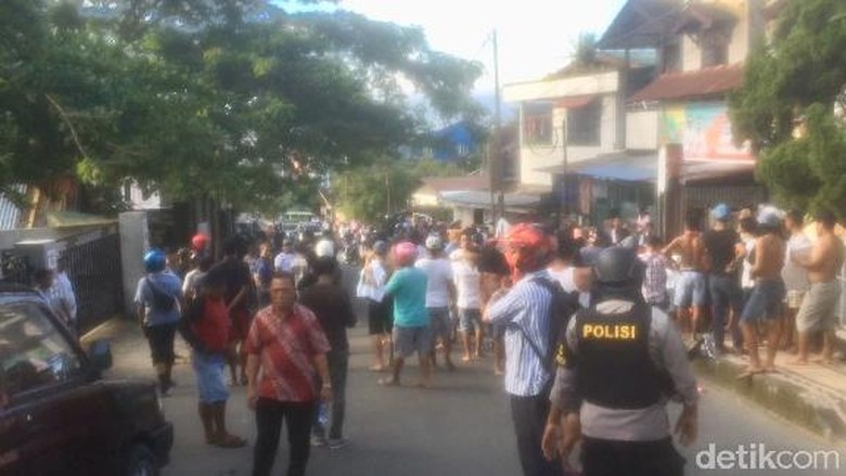Warga Bentrok di Kudamati Ambon, Polisi Lepaskan Gas Air Mata Warga Bentrok di Kudamati Ambon, Polisi Lepaskan Gas Air Mata