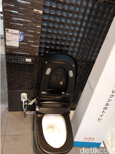 Jamban canggih dengan pemutar musik