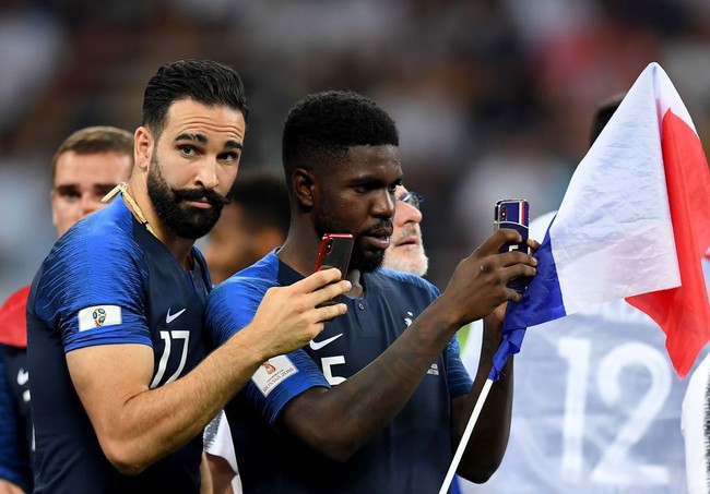 Pamela Anderson dan Adil Rami terpaut usia 19 tahun. Pamela kini berusia 51 tahun, dan Adil 32 tahun. Foto: Getty Images