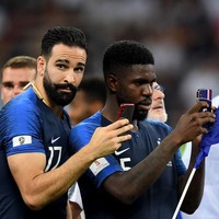 Pamela Anderson dan Adil Rami terpaut usia 19 tahun. Pamela kini berusia 51 tahun, dan Adil 32 tahun. Foto: Getty Images