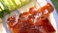 Selama puluhan tahun, Tong Peng Restaurant terkenal punya sajian Teochew enak di Bangkok. Yang wajib dicicip adalah bebek panggang dengan kulit renyah. Foto: Wongnai
