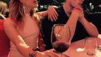 Miliarder berusia 47 tahun ini, sempat mengencani artis Amber Heard. Ini pose romantis mereka ketika menghandiri acara jamuan makan malam bersama. Foto: Istimewa