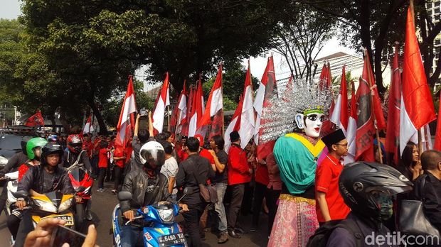 Mobil Banteng dan Ondel-ondel Meriahkan Pendaftaran Bacaleg PDIP