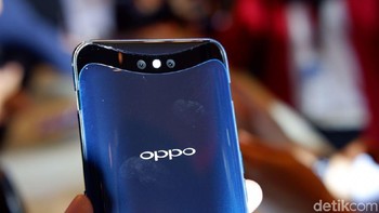 Ketika pengguna menekan aplikasi kamera atau membuka ponsel dengan pemindaian wajah, kamera seketika muncul dari bagian tengah ke atas. Untuk ukuran kamera depan 25 MP. Sementara ganda kamera di bagian belakang berukuran 16 MP dan 20 MP. Foto: detikINET/Adi Fida Rahman