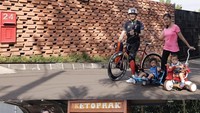 Politisi berusia 37 tahun ini, dikenal dekat dengan keluarganya. Saat olahraga pagi bersama istri dan kedua putranya, Ibas memilih ketoprak sebagai menu sarapan mereka. Foto: Instagram @ibasyudhoyono