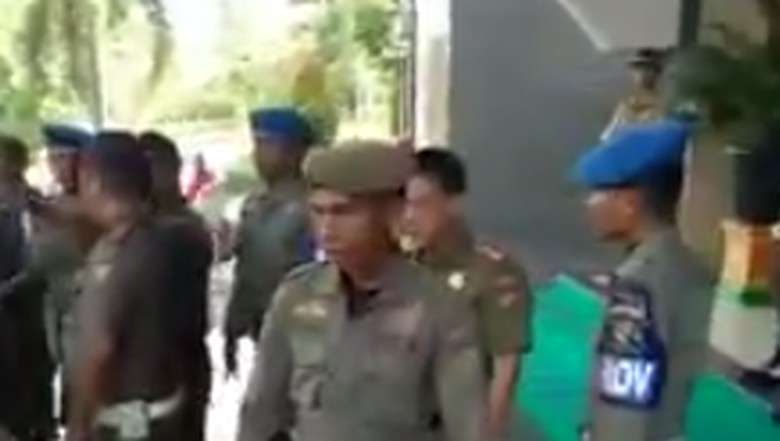 Satpol PP Kampar Riau Bantah Pukul Pendemo Satpol PP Kampar Riau Bantah Pukul Pendemo
