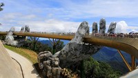 Jembatan dibangun melengkung di tengah taman dan seolah-olah dipegang oleh tangan dewa. (istimewa/newsexaminer)