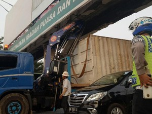 Truk Waskita Karya Nyangkut di JPO di Palembang