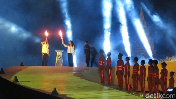 JK Terima Penyatuan Api Obor Asian Games di Candi Prambanan