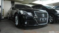 Ada juga Toyota Crown lansiran 2013 atas nama perkara Mantan Ketua Mahkamah Konstitusi (MK) Akil Mochtar.