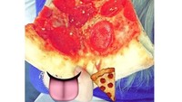 Pizza - satu-satunya yang bisa menyemangati saya melewati 8 jam waktu belajar, kata Tiffany yang sedang kuliah hukum. Ia pun tak ragu menyantap lembaran pizza jumbo. Foto: Instagram tiffanytrump