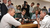 Vlad Force One juga dilengkapi dengan ruang konferensi yang dapat digunakan untuk berbagai keperluan. Ini saat Putin menerima para wartawan di pesawatnya (AFP)