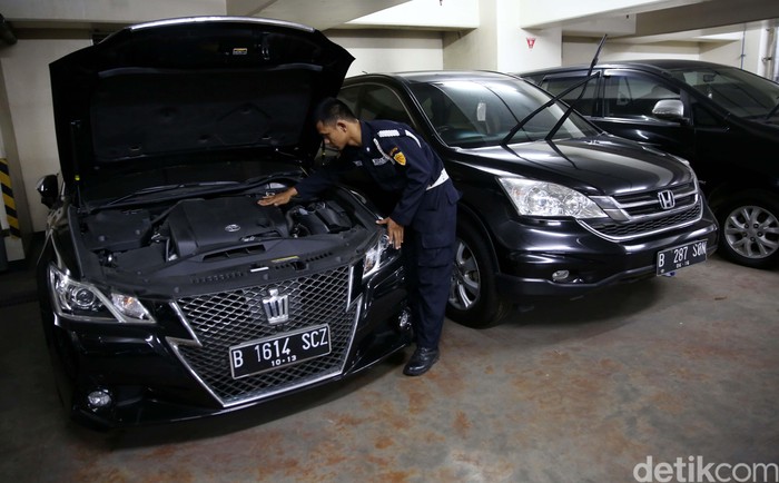 KPK melelang sejumlah aset terpidana korupsi. Dua mobil bekas milik eks Ketua Mahkamah Konstitusi (MK) Akil Mochtar ikut dilelang.