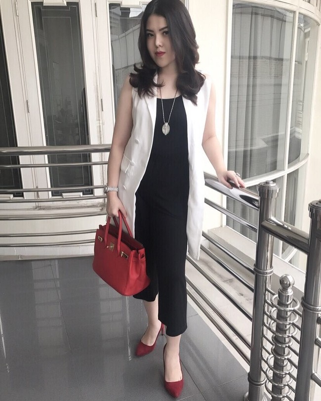 Tina Toon yang baru berusia 24 tahun memutuskan maju menjadi caleg melalui partai PDIP. Dalam kesehariannya, artis yang lulus Magister Hukum dengan predikat Cum Laude itu kerap bergaya membawa tas Hermes Birkin seharga US$ 16.999 atau sekitar Rp 245 juta. Foto: Instagram