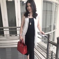 Tina Toon yang baru berusia 24 tahun memutuskan maju menjadi caleg melalui partai PDIP. Dalam kesehariannya, artis yang lulus Magister Hukum dengan predikat Cum Laude itu kerap bergaya membawa tas Hermes Birkin seharga US$ 16.999 atau sekitar Rp 245 juta. Foto: Instagram