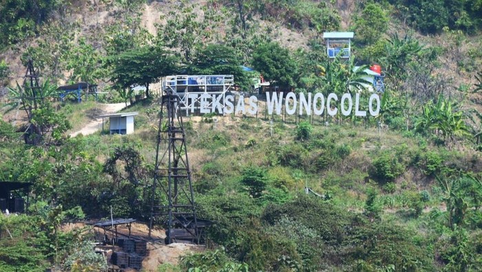 Bekas tambang minyak dan gas di Desa Wonocolo, Bojonegoro, disulap menjadi objek wisata migas. Kawasan ini mirip Texas, Amerika Serikat.