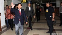 Prabowo datang ke RSPAD, Jakarta Pusat, sekitar pukul 18.45 WIB dan sudah keluar pada pukul 19.10 WIB, Rabu (18/7/2018). Kedatangan Prabowo tidak ditemani oleh jajaran kader Gerindra.