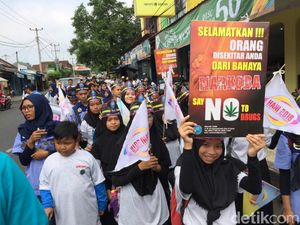 Pelajar di Ciamis Gelar Longmarch dan Teatrikal Bahaya Narkoba