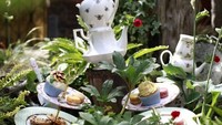 Kalau inginkan suasana alam yang asri, datang saja ke taman rahasia milik The Roof Garden. Letaknya tak jauh dari Kensington Palace. Tempat ini tawarkan suasana alam dengan bunga warna warni segar dan menu pendamping yang lezat seperti scone dengan krim dan selai.Foto: DesignMyNight
