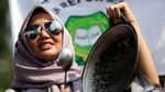 Emak-emak Bawa Wajan Demo di Istana