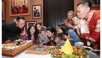 Rayakan ulang tahun sang Ibu, Ani Yudhoyono. Ibas dan keluarga memberikan hidangan nasi tumpeng dengan lauk komplet, dan aneka kue tart berukuran besar. Foto: Instagram @ibasyudhoyono