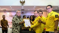 Tak berapa lama, Sekjen Partai Berkarya Priyo Budi Santoso menyerahkan daftar bakal caleg partai besutan Tommy Suharto tersebut ke KPU.