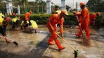 Aksi Pasukan Oranye dan Damkar Bersihkan Trotoar Monas
