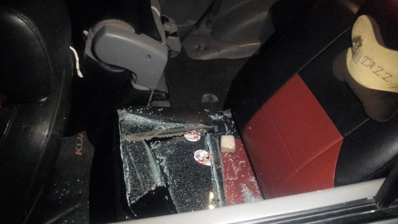 Mobil Caleg PKB Jadi Korban Pecah Kaca Saat Daftar ke KPU Mobil Caleg PKB Jadi Korban Pecah Kaca Saat Daftar ke KPU