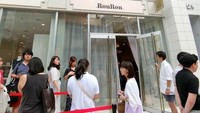 MAISON ABLE Cafe Ron Ron berlokasi di Harajuku. Konsepnya, aneka dessert lezat disajikan di ban berjalan atau conveyor belt dan bisa dicicip sepuasnya! Foto: Sora News 24