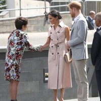 Alih-alih gaun Givenchy, Dior atau Ralph Lauren atau rancangan desainer terkenal lain yang kerap dipakainya beberapa pekan terakhir, Meghan memilih gaun berlabel Nonie dari Kanada. (Foto: Getty Images)