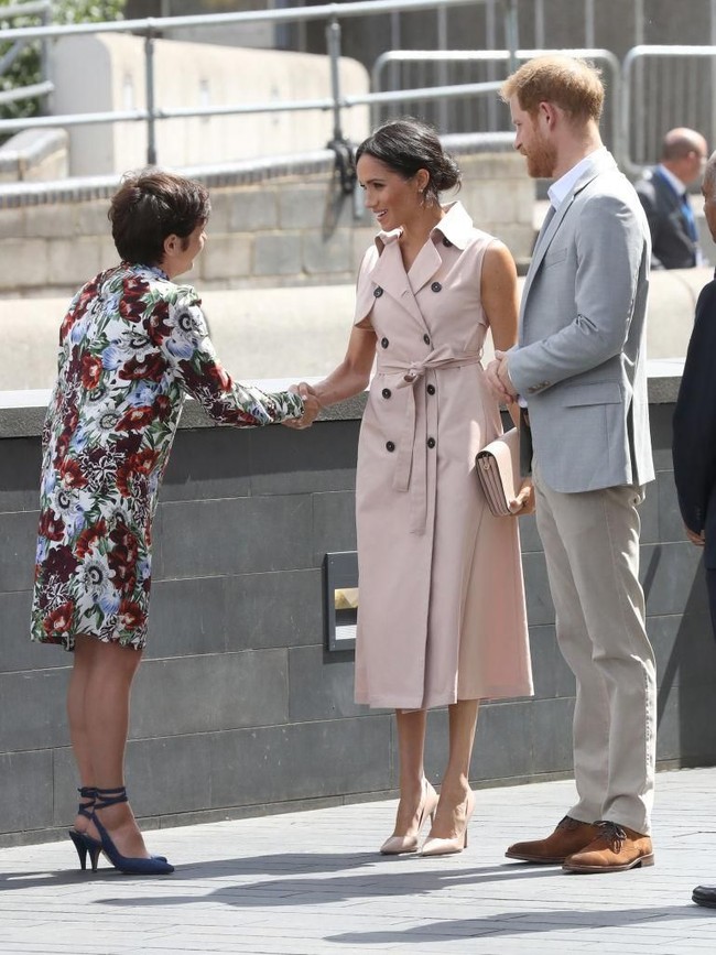 Alih-alih gaun Givenchy, Dior atau Ralph Lauren atau rancangan desainer terkenal lain yang kerap dipakainya beberapa pekan terakhir, Meghan memilih gaun berlabel Nonie dari Kanada. (Foto: Getty Images)