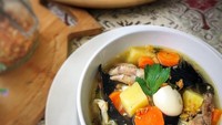 Membuat sup yang satu ini tidak ada batasan untuk mencampurkannya. Semangkuk sup ini isinya ada wortel, kentang, telur puyuh, ceker hingga jamur. Sluurp! Foto: Instagram @intankarinaijo