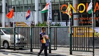 Warga memasang bendera ini untuk memeriahkan gelaran Asian Games.