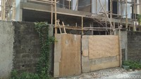 Hingga kini bagunan rumah Rp 10 M itu sepi tak ada pekerja dan terlihat tertutup. 