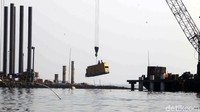 Pembangunan jembatan itu dilakukan tanpa konsultasi dengan masyarakat dan nelayan setempat.