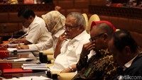 Menteri PUPR Basuki Hadimuljono mendengarkan penjelasan anggota Komisi V DPR.