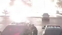 Tiba-tiba petir menyambar hanya beberapa meter dari mobilnya. Tampak juga kobaran api akibat sambaran petir tersebut (Foto: Dok. US Police Department)